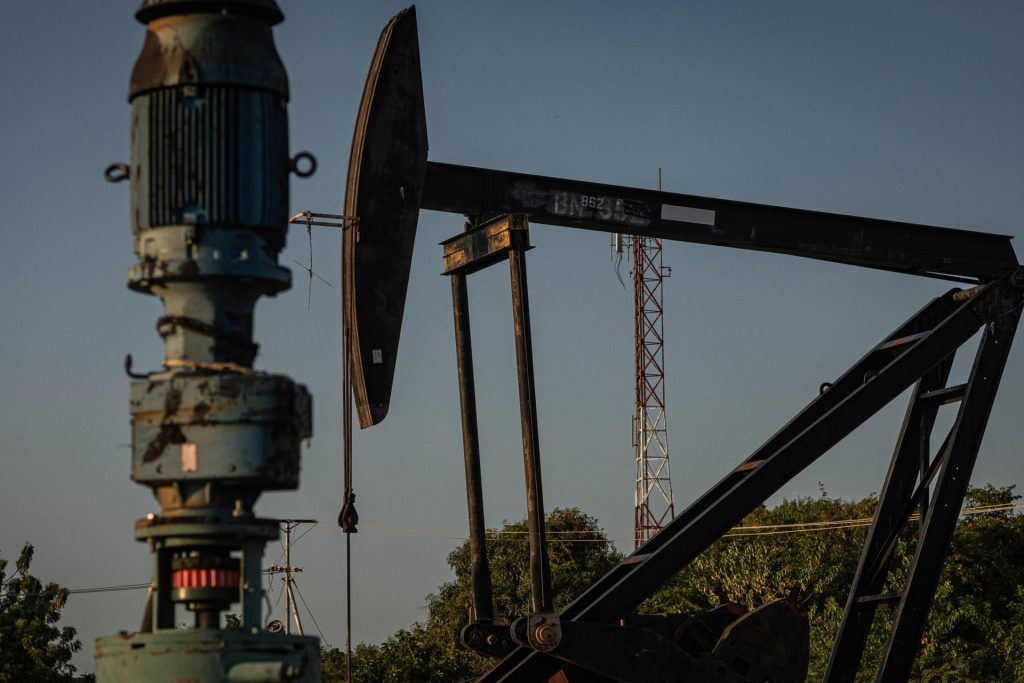 El petróleo de Texas sube un 2,1 % tras amenazar EE.UU. con nuevos ataques a Irán