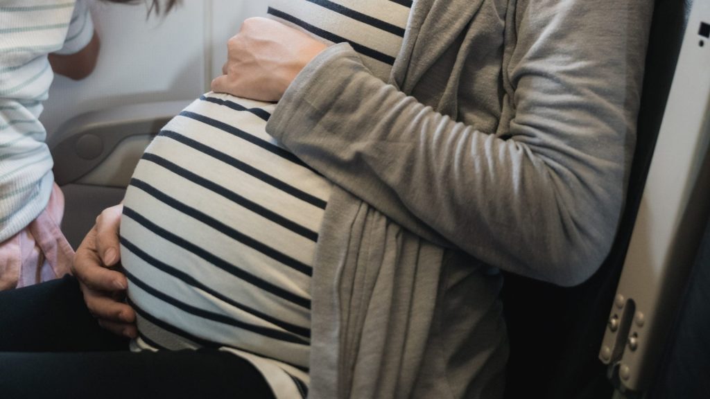 EE. UU. cancela visas a extranjeras que viajan para dar a luz y obtener ciudadanía para sus hijos