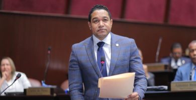 Diputado Rafael Pérez renuncia a la Fuerza del Pueblo durante sesión