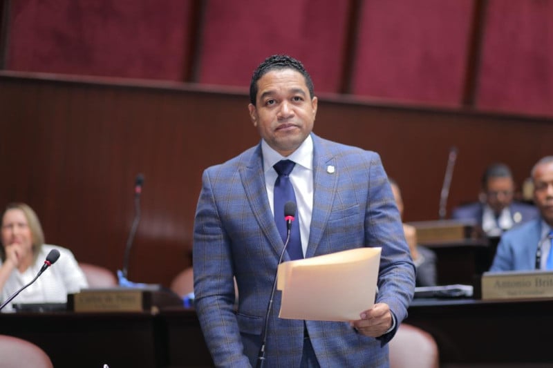 Diputado Rafael Pérez renuncia a la Fuerza del Pueblo durante sesión