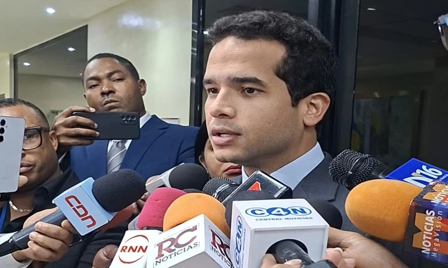 Omar Fernández pide reforma fiscal con indexación salarial y sin nuevos impuestos