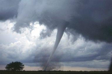 Fuerte tornado provoca daños en varias comunidades del municipio de Loma de Cabrera