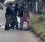 !No se sabe cómo cupo! En vez de un bebé, mujer sorprende al sacar pistola de lugar insólito en control policial