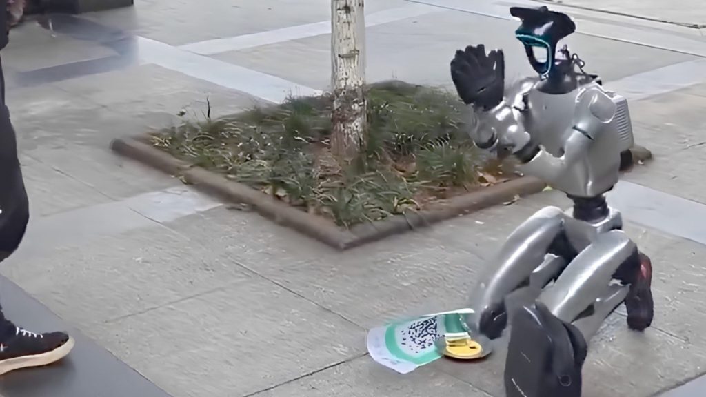 VIDEO: ¡Robot lismonero! Captan androide pidiendo dinero en la calle en China