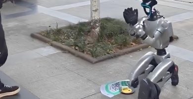 VIDEO: ¡Robot lismonero! Captan androide pidiendo dinero en la calle en China