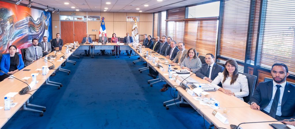 FMI proyecta crecimiento de 4 % e inflación controlada para República Dominicana en 2026