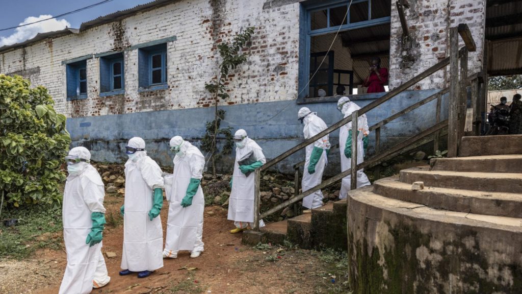 Experto advierte que brote de ébola es “ensayo general” de una futura pandemia