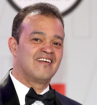 Alex Bueno continúa delicado de salud; artistas se unen en oración por su recuperación