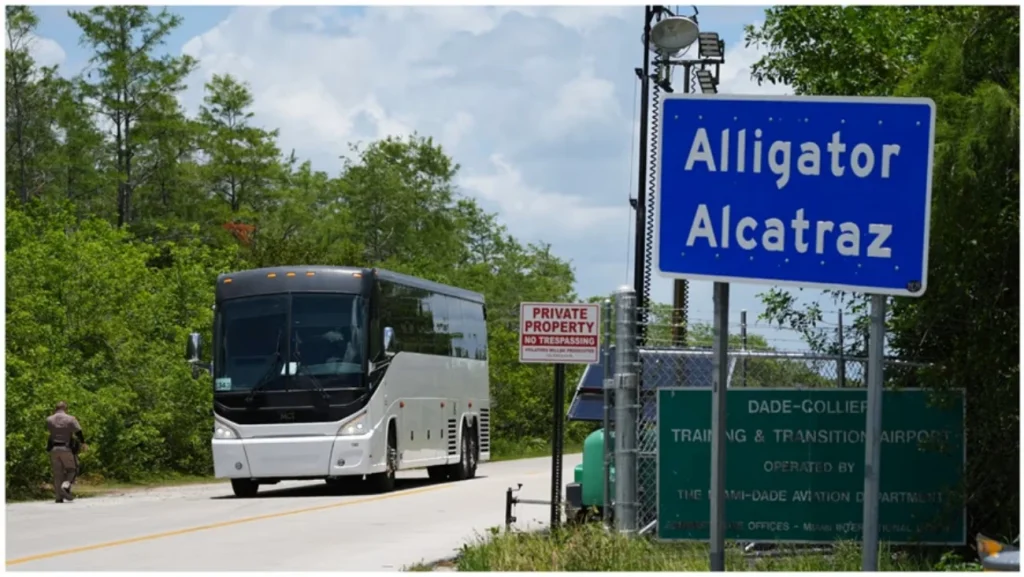 ICE traslada a inmigrantes de ‘Alligator Alcatraz’ ante el riesgo de huracanes en EE.UU.