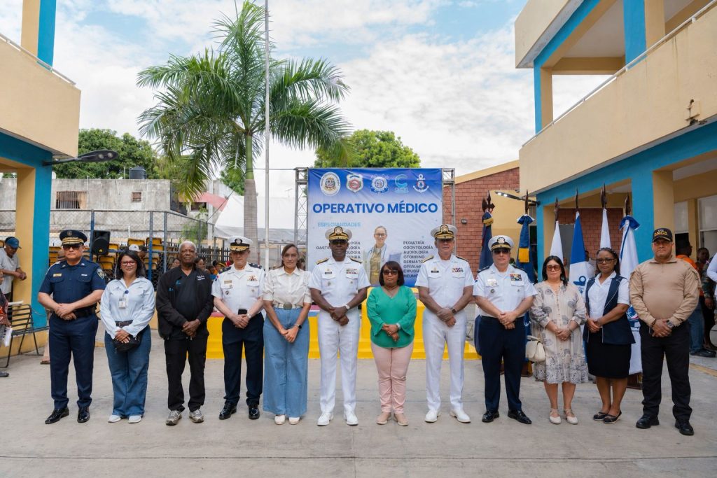 Armada lleva salud y bienestar a cientos de familias durante jornada comunitaria en Barahona