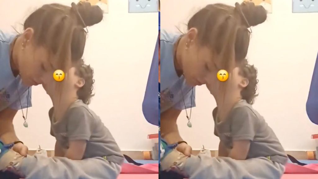 Niño con síndrome de Down conmueve en redes con gesto de cariño a su fisioterapeuta