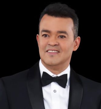 Alex Bueno está en intensivo, pero no intubado, aclara su equipo legal