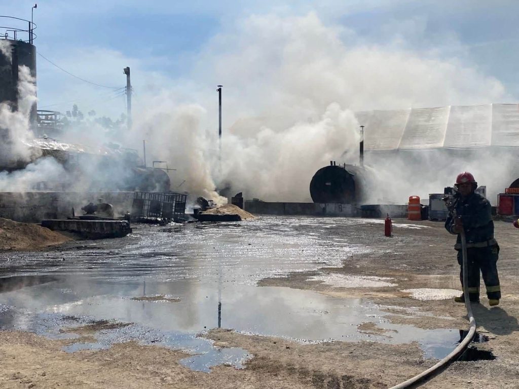 Reportan incendio en empresa de San Cristóbal; bomberos trabajan para sofocar el fuego