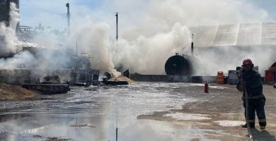 Reportan incendio en empresa de San Cristóbal; bomberos trabajan para sofocar el fuego
