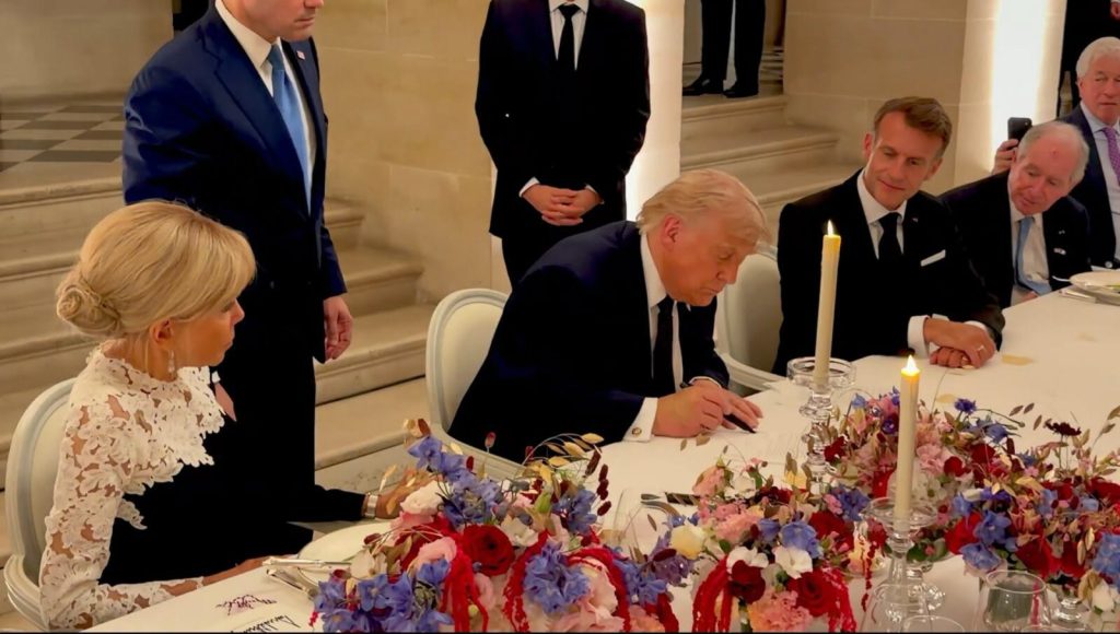 Momento en el que Trump firma acuerdo de paz con Irán en Versalles que pone fin a la guerra