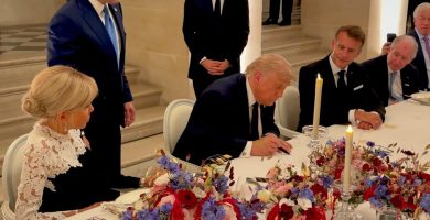 Momento en el que Trump firma acuerdo de paz con Irán en Versalles que pone fin a la guerra