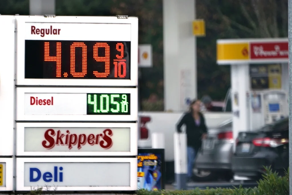 La gasolina en EEUU baja de los 4 dólares el galón por primera vez desde finales de marzo