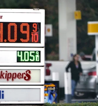La gasolina en EEUU baja de los 4 dólares el galón por primera vez desde finales de marzo
