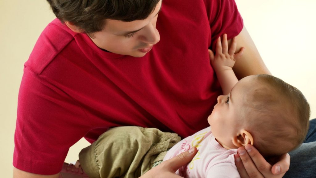 La licencia de paternidad remunerada reduce el riesgo de ansiedad y depresión