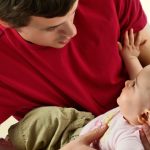 La licencia de paternidad remunerada reduce el riesgo de ansiedad y depresión