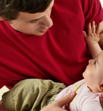 La licencia de paternidad remunerada reduce el riesgo de ansiedad y depresión