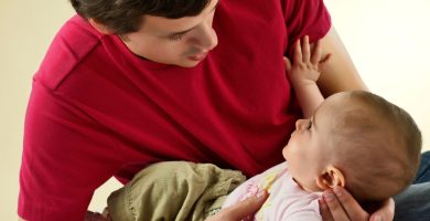 La licencia de paternidad remunerada reduce el riesgo de ansiedad y depresión