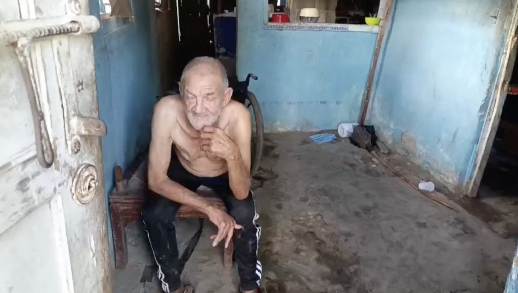 Adulto mayor vive en condiciones precarias y sin atención adecuada en Boca Chica