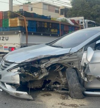 Accidente entre carro y camión grúa provoca taponamiento en la Circunvalación Sur de Santiago