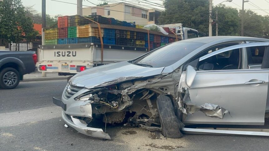 Accidente entre carro y camión grúa provoca taponamiento en la Circunvalación Sur de Santiago