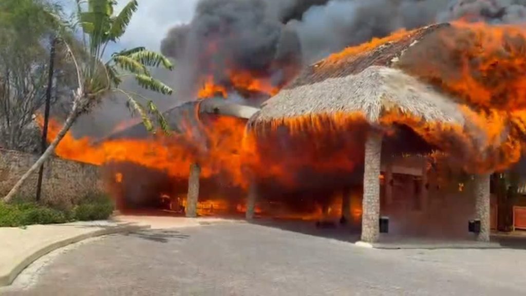 Voraz incendio afecta instalaciones de hotel en Bayahíbe