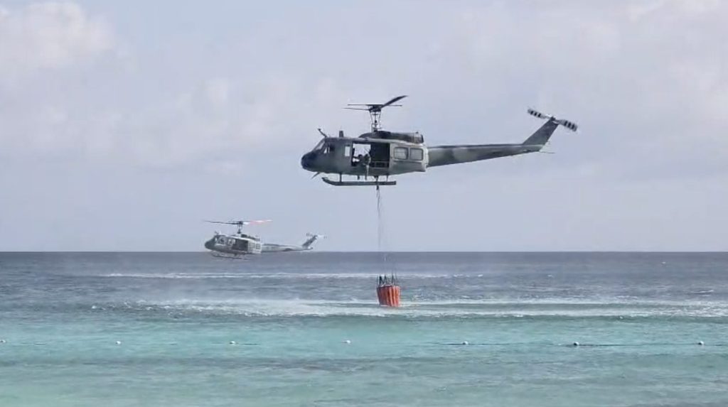 FARD despliega helicóptero con Bambi Bucket para combatir incendio en hotel