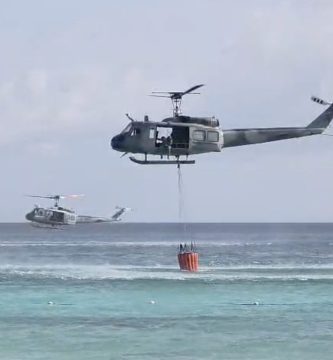FARD despliega helicóptero con Bambi Bucket para combatir incendio en hotel