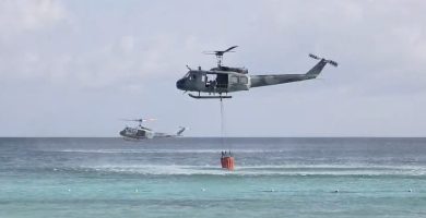 FARD despliega helicóptero con Bambi Bucket para combatir incendio en hotel