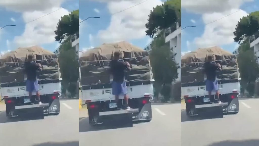 ¡Por una funda! Hombre arriesga su vida al sustraer alimentos de camión en movimiento
