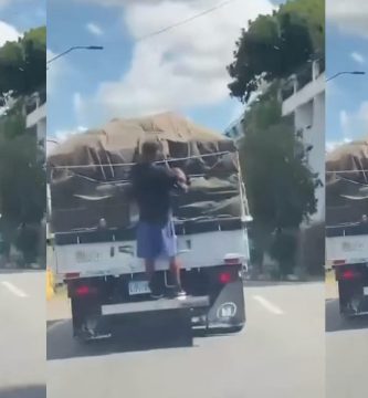 ¡Por una funda! Hombre arriesga su vida al sustraer alimentos de camión en movimiento