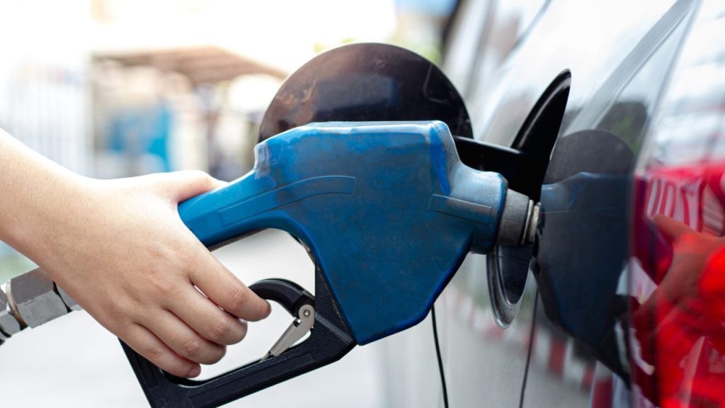 ¡Precios congelados! Gobierno mantiene sin alzas los carburantes esenciales