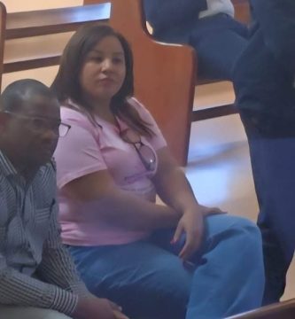 “Somos chivos expiatorios ”: imputada en caso Oncológico del Cibao durante traslado a audiencia por presunto desfalco