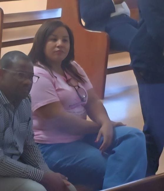 “Somos chivos expiatorios ”: imputada en caso Oncológico del Cibao durante traslado a audiencia por presunto desfalco