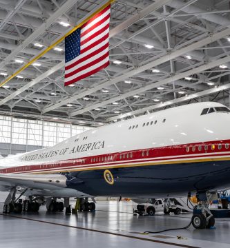 Trump desvela el nuevo Air Force One, un Boeing de lujo con los colores de la bandera