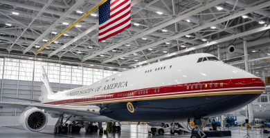 Trump desvela el nuevo Air Force One, un Boeing de lujo con los colores de la bandera