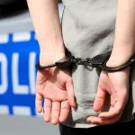 Mujer es arrestada en Puerto Plata tras ser acusada de violencia de género y agredir a policías