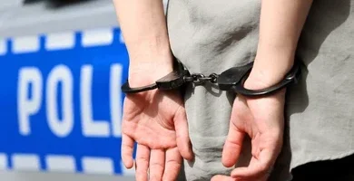 Mujer es arrestada en Puerto Plata tras ser acusada de violencia de género y agredir a policías