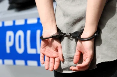 Mujer es arrestada en Puerto Plata tras ser acusada de violencia de género y agredir a policías
