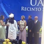 “¡Solo mis maestros titulares!”: graduada de la UASD se vuelve viral tras “sacar” políticos de su foto de investidura