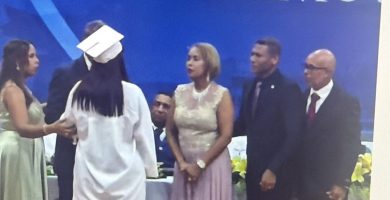 “¡Solo mis maestros titulares!”: graduada de la UASD se vuelve viral tras “sacar” políticos de su foto de investidura