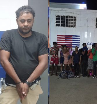 Dos colaboradores de Migración son detenidos con 22 haitianos en condición irregular