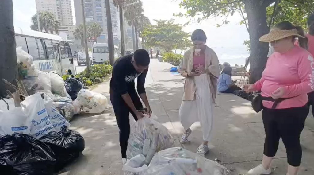 Realizan jornada de limpieza costera en el Malecón de Santo Domingo