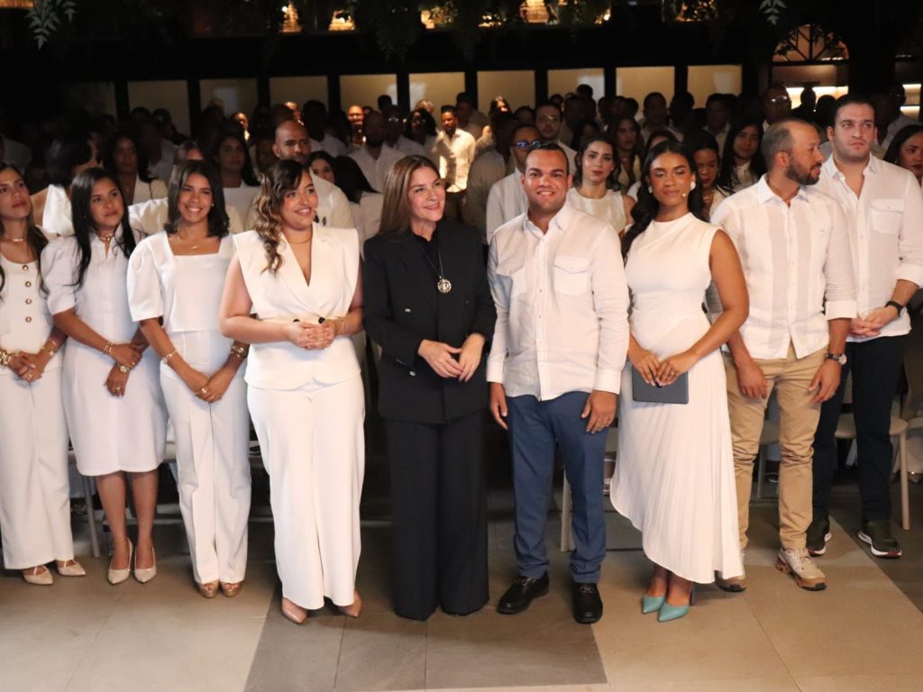 Carolina Mejía comparte su historia ante jóvenes emprendedores en La Vega