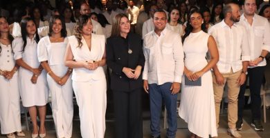 Carolina Mejía comparte su historia ante jóvenes emprendedores en La Vega