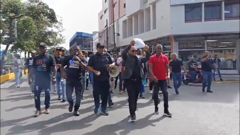VIDEO: Bombas lacrimógenas frenan protesta de policías pensionados ante la presencia de Abinader